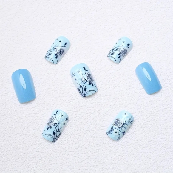 Blue & White Floral Pribt Press-on Nails - Picture 3 of 4